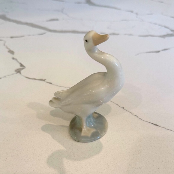 Lladro Graceful Cream and Gray Goose Figurine - Picture 1 of 4